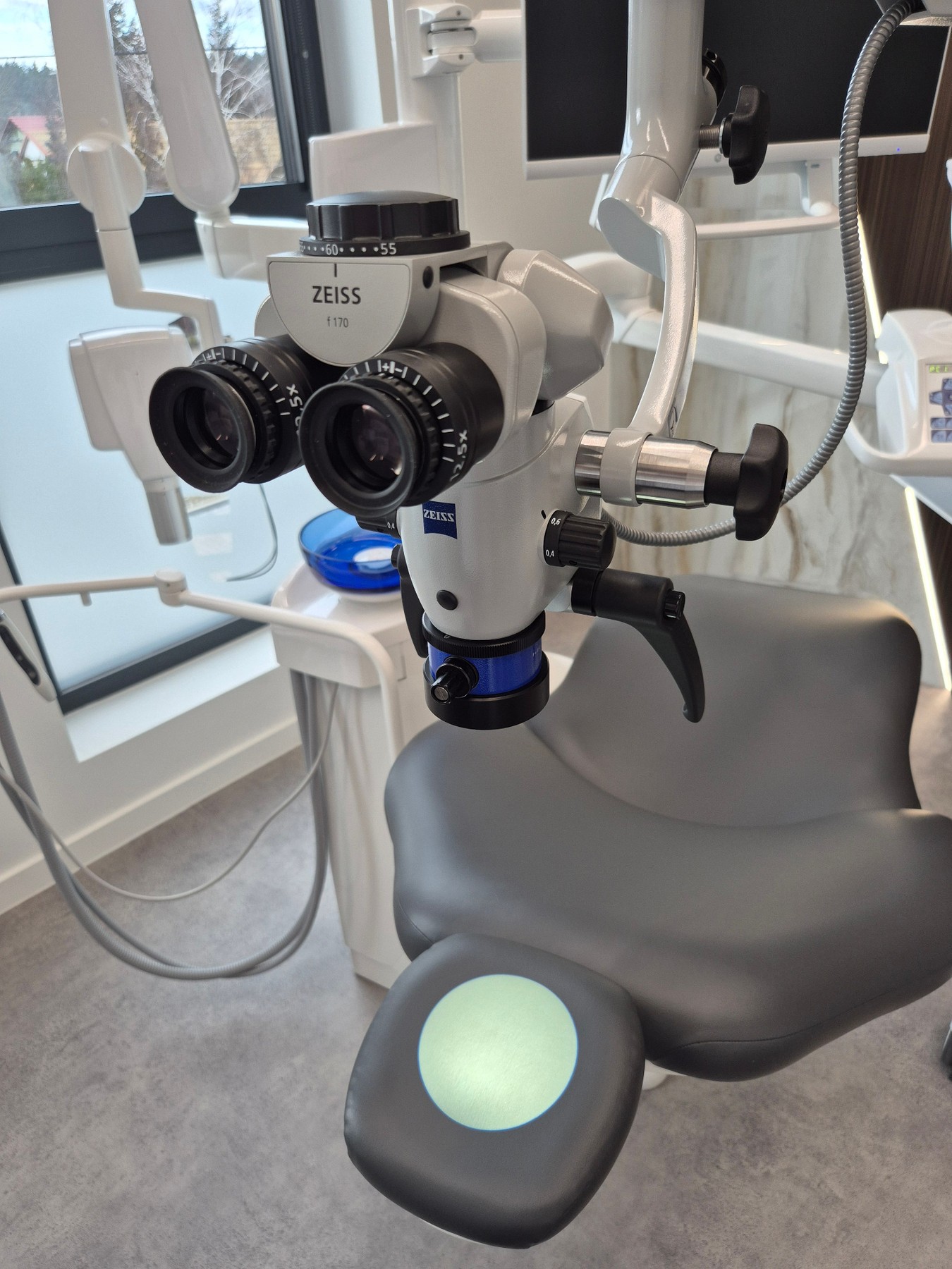 Mikroskop Zeiss OPMI Pico w gabinecie GALA DENT